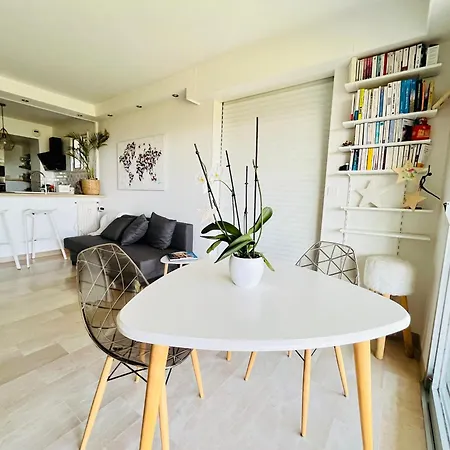 Comme A La Maison アパート *